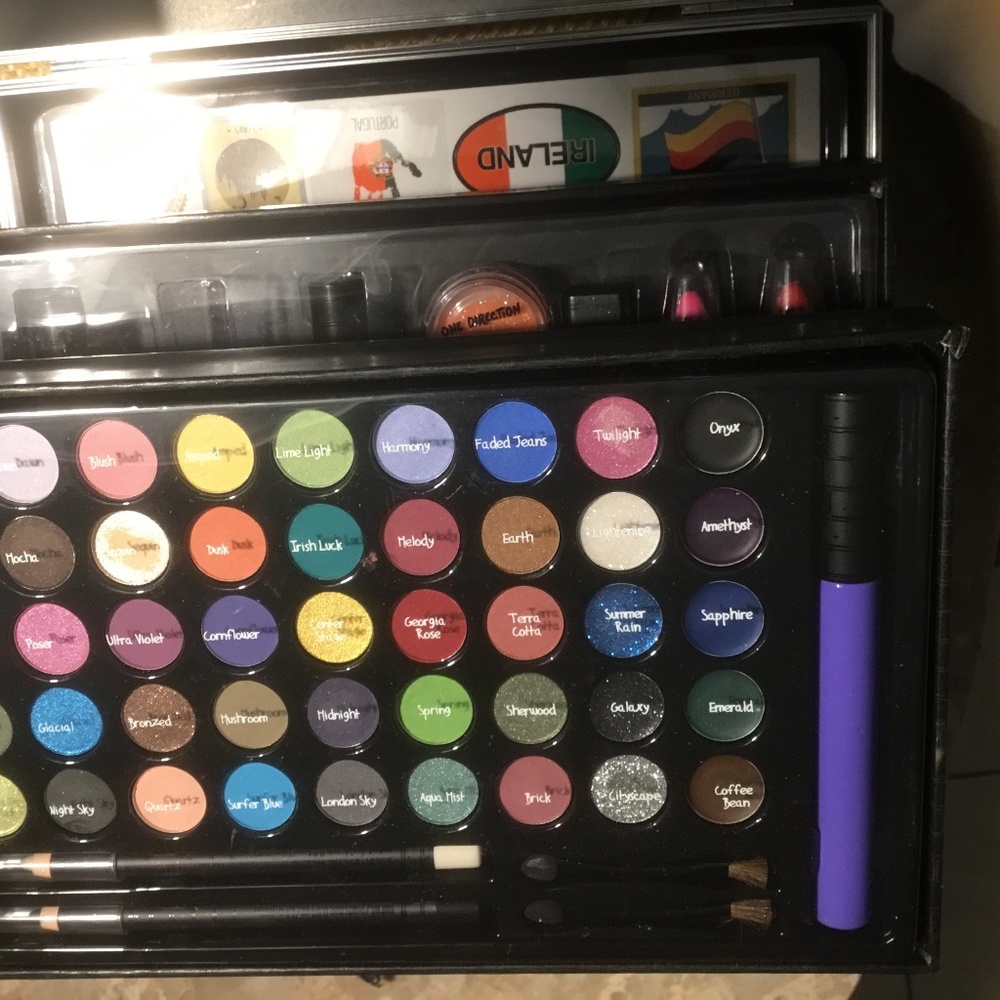 One Direction Tour Make-Up Case with Supplies and Tour City Stickers - Picture 10 of 16